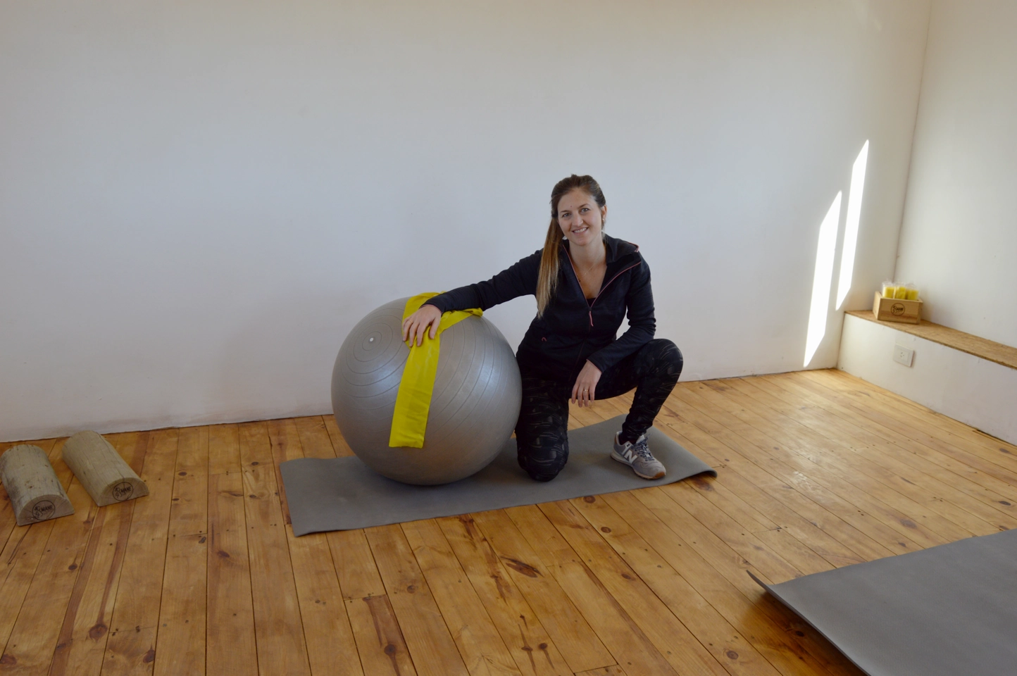 Profesora de gimnasia especialista en embarazo y posparto haciendo actividad física con pelota de esferodinamia y bandas elasticas